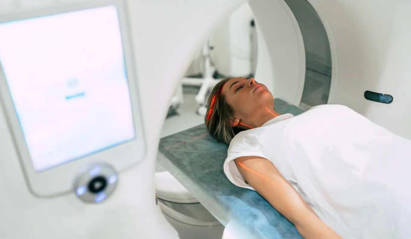 kobieta podczas rezonansu magnetycznego głowy